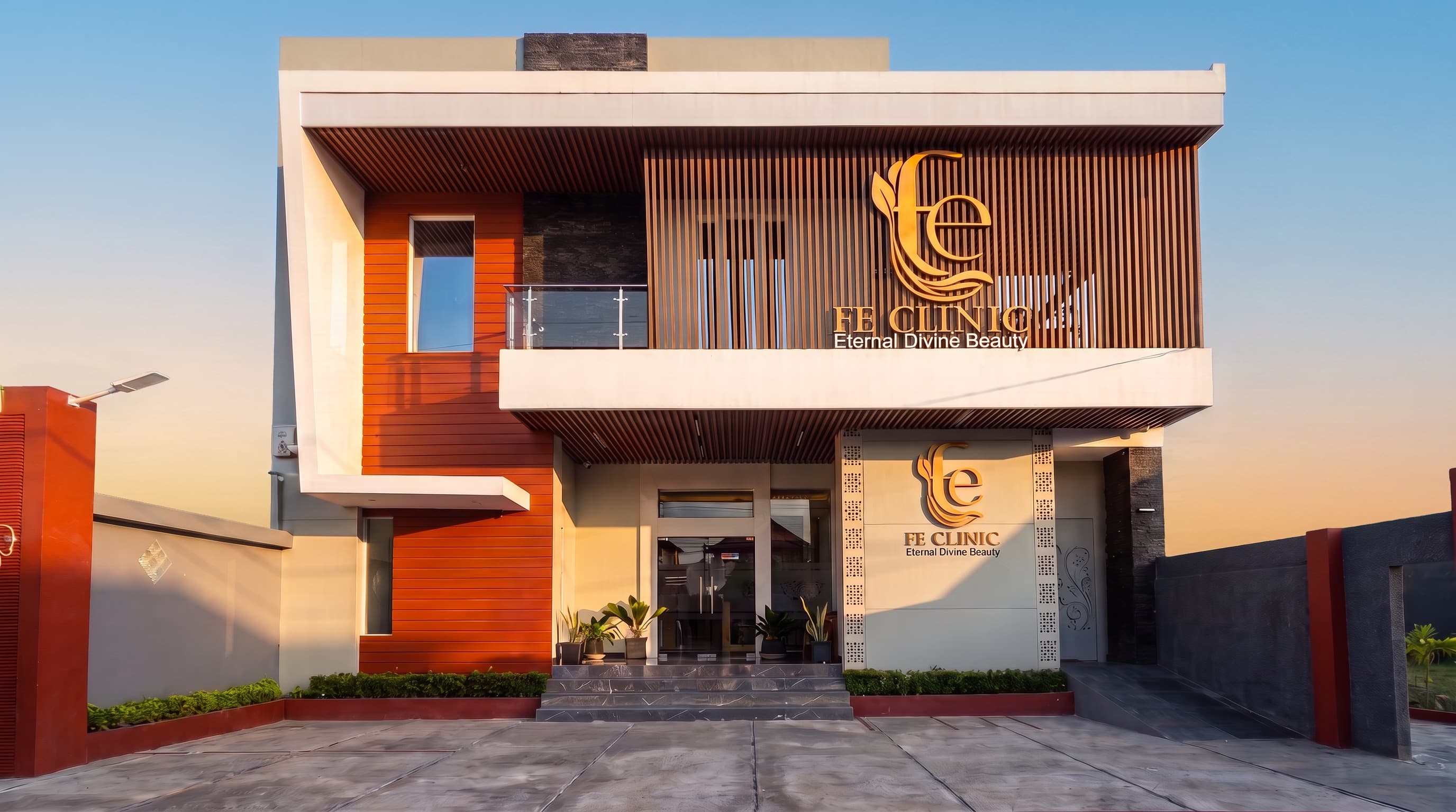 Gedung FE Clinic di Jl. Zebra, Palu, saat golden hour